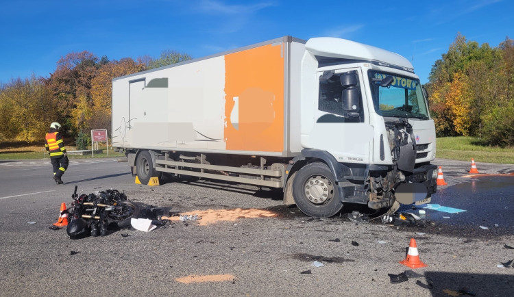 U věží temelínské elektrárny havaroval motorkář. Střetl se s kamionem