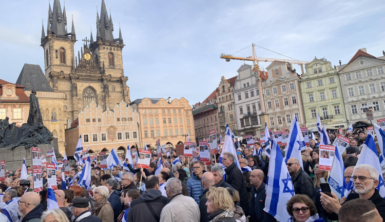 VIDEO: Na Staroměstském náměstí probíhá demonstrace na podporu Izraele