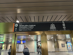 VIDEO: Stanice Jiřího z Poděbrad je po rekonstrukci zase v provozu, na výtahy si lidé ale ještě počkají