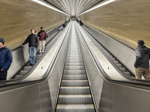 VIDEO: Stanice Jiřího z Poděbrad je po rekonstrukci zase v provozu, na výtahy si lidé ale ještě počkají
