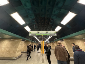 VIDEO: Stanice Jiřího z Poděbrad je po rekonstrukci zase v provozu, na výtahy si lidé ale ještě počkají