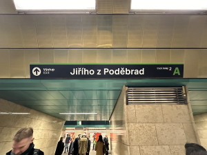 VIDEO: Stanice Jiřího z Poděbrad je po rekonstrukci zase v provozu, na výtahy si lidé ale ještě počkají
