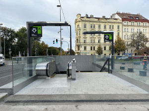 VIDEO: Stanice Jiřího z Poděbrad je po rekonstrukci zase v provozu, na výtahy si lidé ale ještě počkají