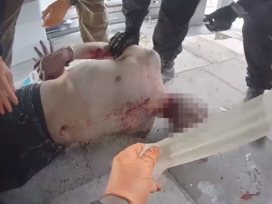 VIDEO: Polonahý muž se řezal kusem plechu do krku a rukou, u toho nesrozumitelně křičel