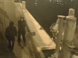 VIDEO: Dva muži chtěli potopit loď na Vltavě, navrtali do ní šestnáct děr