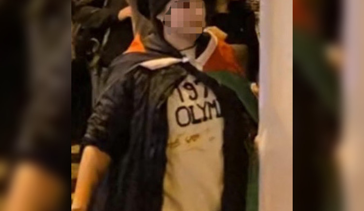 Žena měla na demonstraci v Praze triko připomínající palestinské vraždění Izraelců