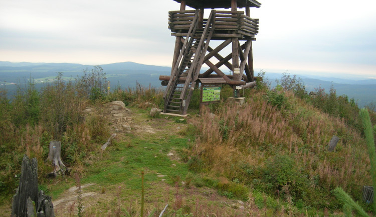 Rozhledna na Knížecím stolci je uzavřena. Napadla ji houba