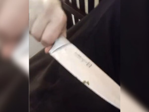 VIDEO: Muž na internetu vyhrožoval, že bude chodit po ulici a nožem bodat Ukrajince. Hrozí mu vězení