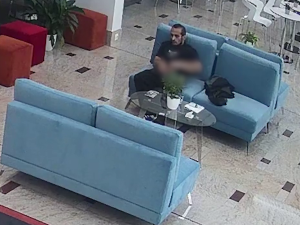 VIDEO: Muž onanoval na recepci pražského hotelu, hledá ho policie