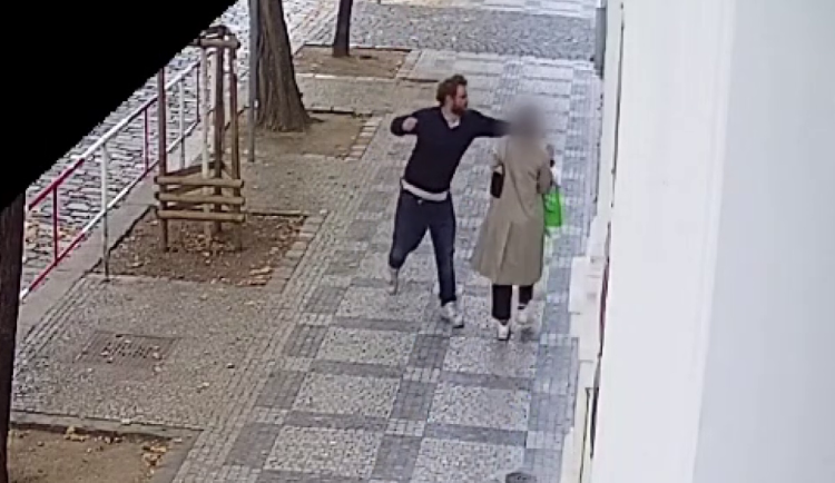 Muž zaútočil minimálně na dvě ženy.