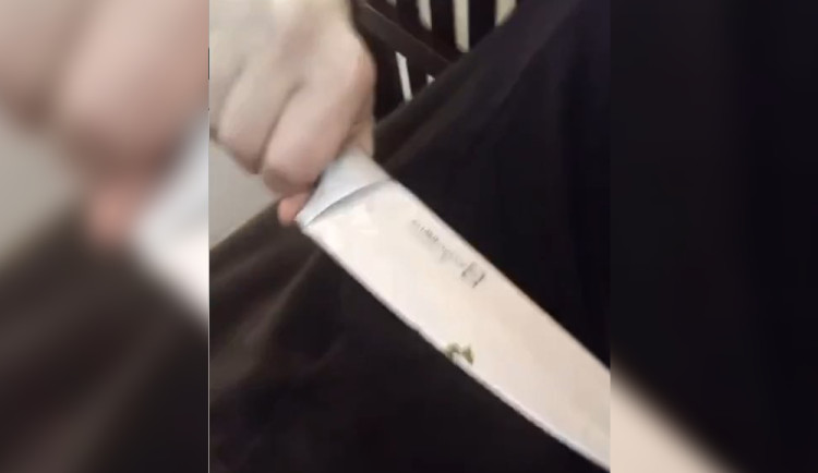 Muž na internetu vyhrožoval, že bude chodit po ulici a nožem bodat Ukrajince. Hrozí mu vězení