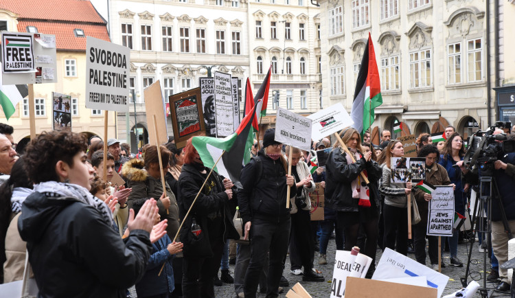 VIDEO: V centru Prahy proběhla demonstrace na podporu Palestiny. Dav zamířil i do centra