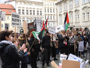 VIDEO: V centru Prahy proběhla demonstrace na podporu Palestiny. Dav zamířil i do centra