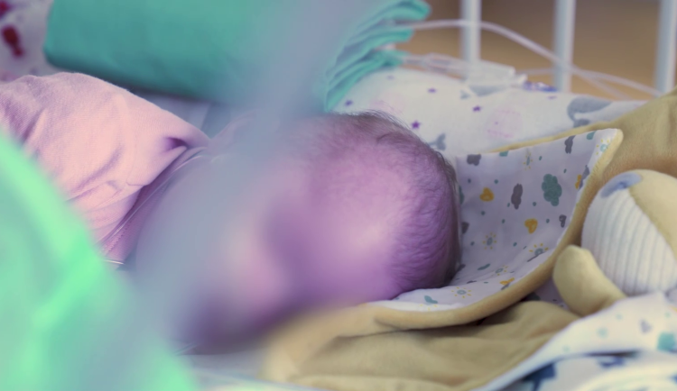 VIDEO: Lékaři z Motola transplantovali srdce nejmladšímu pacientovi v Česku. Život zachránili tříměsíční holčičce