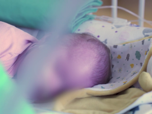 VIDEO: Lékaři z Motola transplantovali srdce nejmladšímu pacientovi v Česku. Život zachránili tříměsíční holčičce