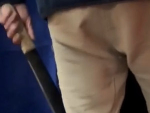 VIDEO: Muž vytáhl v autobuse mačetu. Zastrašoval s ní skupinku kluků