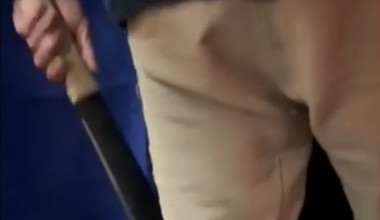 VIDEO: Muž vytáhl v autobuse mačetu. Zastrašoval s ní skupinku kluků