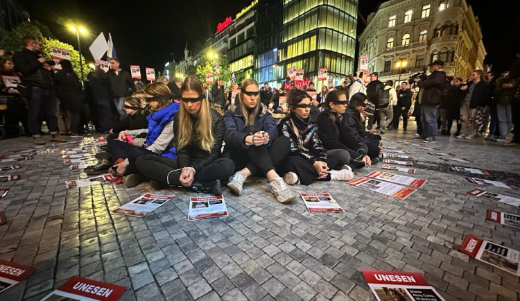 VIDEO: Izraelci žijící v Praze demonstrovali v centru města. Chtěli připomenout oběti Hamásu