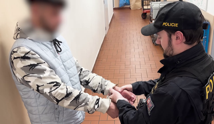 Muž se na místo činu vrátil.