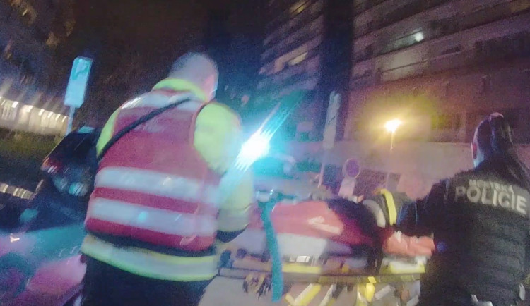 Koloběžkář narazil ve vysoké rychlosti do betonového zátarasu, vážně se zranil