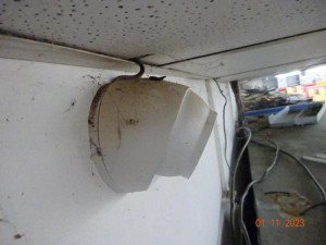 Děravý strop, myší bobky, plíseň. Obchod v Sapě kontrolou potravinářské inspekce neprošel