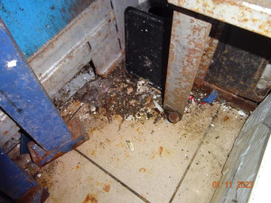 Děravý strop, myší bobky, plíseň. Obchod v Sapě kontrolou potravinářské inspekce neprošel