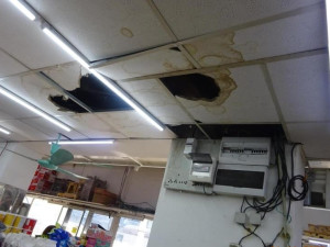 Děravý strop, myší bobky, plíseň. Obchod v Sapě kontrolou potravinářské inspekce neprošel