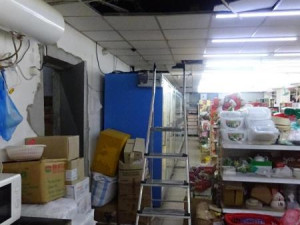 Děravý strop, myší bobky, plíseň. Obchod v Sapě kontrolou potravinářské inspekce neprošel