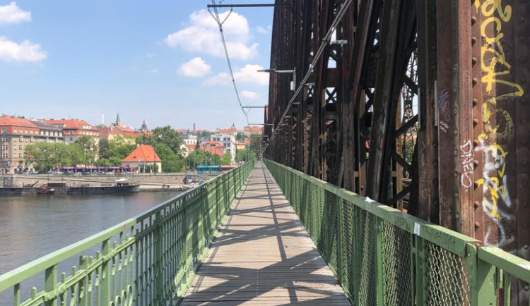 Kapacitu mostu na Výtoni lze zvýšit i bez třetí koleje, tvrdí studie spolku Nebourat