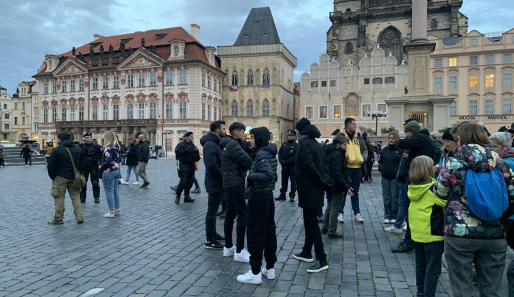 VIDEO: Centrum Prahy hlídali policisté a čekali na fanoušky AS Řím. Marně