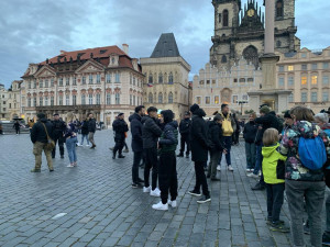 VIDEO: Centrum Prahy hlídali policisté a čekali na fanoušky AS Řím. Marně