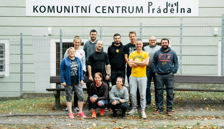 Od počítače do Prádelny: Zaměstnanci smíchovského pivovaru vyrazili pomáhat svému okolí