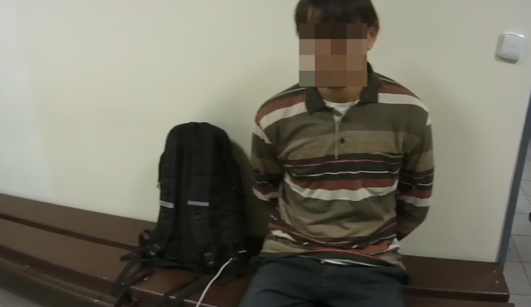 Cizinec, který byl v Česku nelegálně, na sebe upozornil pitím alkoholu na veřejnosti. Poté se pokusil policistům utéct