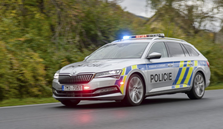 Policie zatkla muže z Jesenicka, který patnáct let týral manželku. Bít měl i tchýni