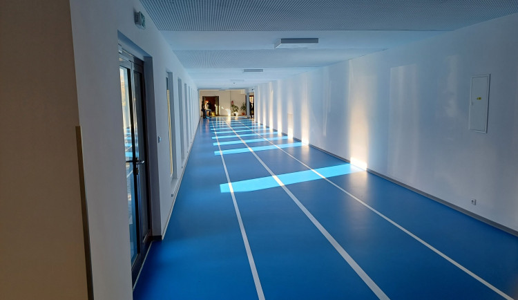 Z chodby základní školy vytvořili běžeckou dráhu. Město vyšla investice na 41 milionů