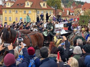 Svatý Martin přivezl přes Karlův most sněhovou nadílku