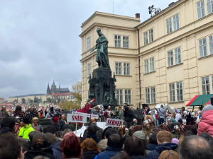 Svatý Martin přivezl přes Karlův most sněhovou nadílku