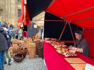 Svatý Martin přivezl přes Karlův most sněhovou nadílku
