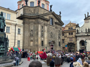 Svatý Martin přivezl přes Karlův most sněhovou nadílku
