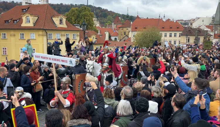 Svatý Martin přivezl přes Karlův most sněhovou nadílku