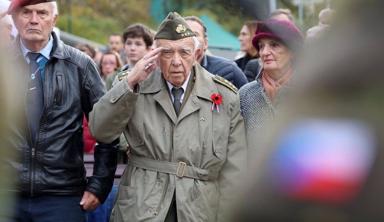 Veteránům nestačí vyjadřovat vděčnost, musíme jim pomáhat, řekla Černochová