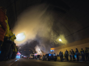 Hasiči, policisté i záchranáři si v noci vyzkoušeli zásah u hromadné nehody v tunelu