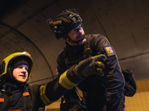 Hasiči, policisté i záchranáři si v noci vyzkoušeli zásah u hromadné nehody v tunelu