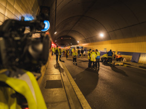 Hasiči, policisté i záchranáři si v noci vyzkoušeli zásah u hromadné nehody v tunelu