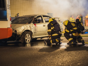 Hasiči, policisté i záchranáři si v noci vyzkoušeli zásah u hromadné nehody v tunelu