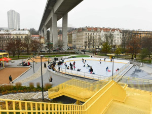 Většina pražských městských částí otevře v zimě kluziště na bruslení