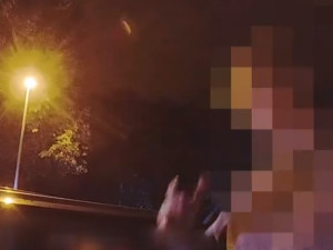 VIDEO: Dal jsem si panáčka, drmolil dvacetiletý řidič s odřeným autem. Nadýchal přes dvě promile