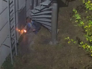 VIDEO: Žhář zapálil výrobní halu, způsobil stotisícovou škodu