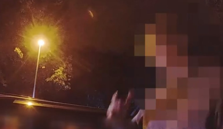 VIDEO: Dal jsem si panáčka, drmolil dvacetiletý řidič s odřeným autem. Nadýchal přes dvě promile