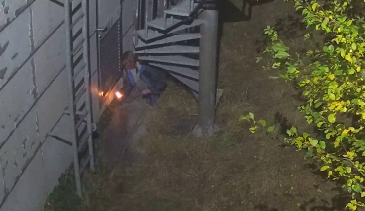 Žhář se na místě pohyboval hodinu.